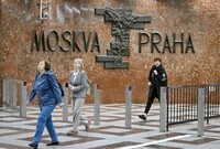 Praha doplní plastiku Moskva-Praha ve stanici metra Anděl vysvětlující tabulkou